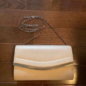 Cross body purse with detachable strap